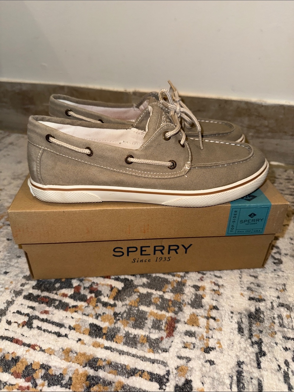 Boys low top sperry size (US 5.5) Top-Sider boat shoe